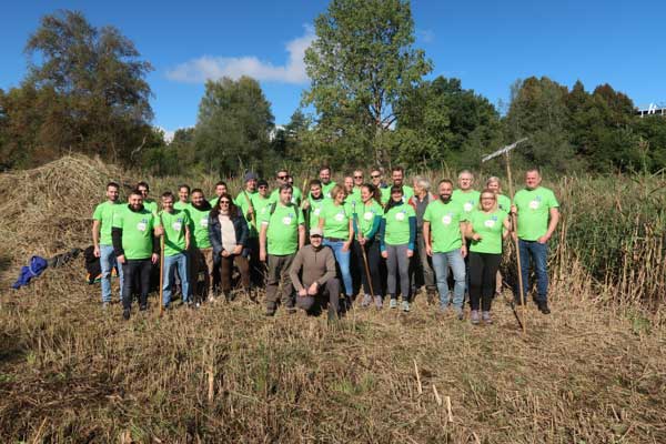 El equipo de la sede en St. Gallen en Suiza trabajando en una pequeña reserva natural